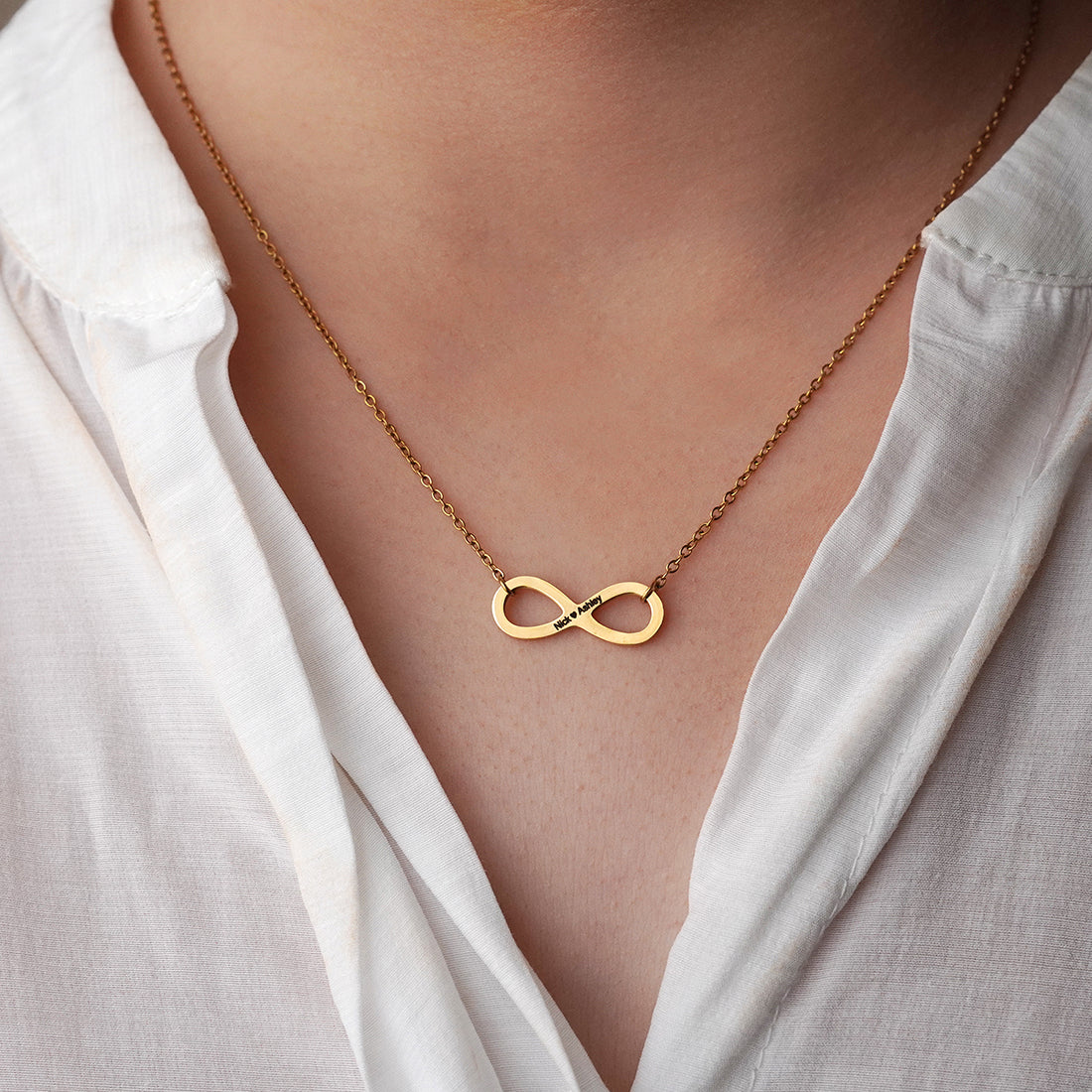"Forever Connected" - Necklace with Custom Engraving in Luxury LED Box