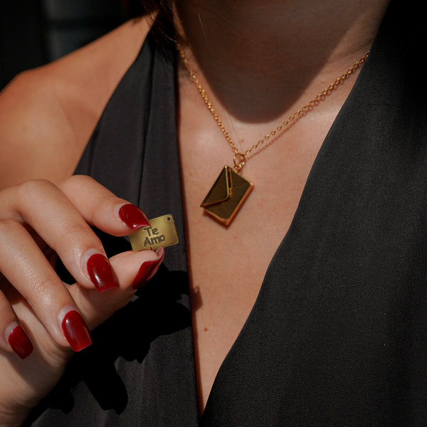 Collar "Carta de Amor" – Un Regalo Especial